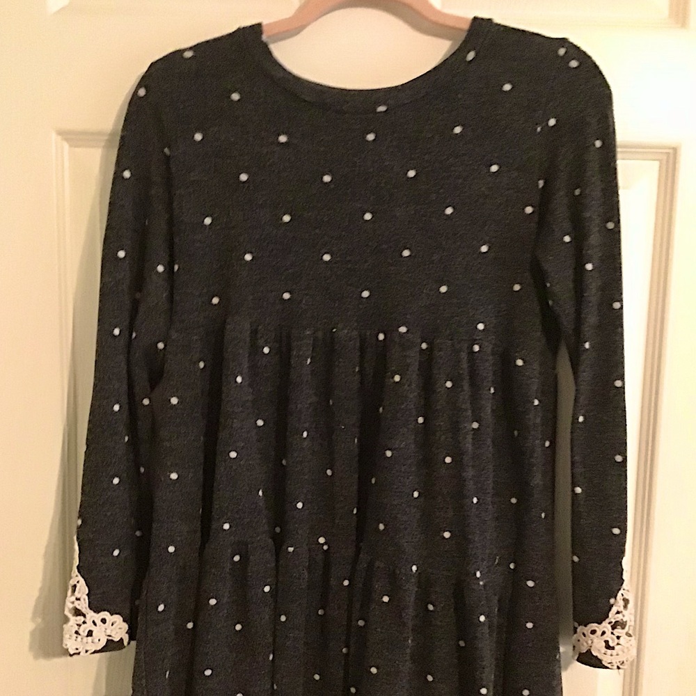 grey polka dot top ♡︎